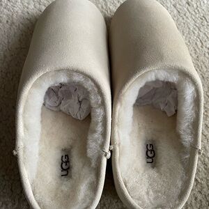 Authentic New UGG Elea Slip-on Clogs Women’s Size 7 in Buttercup cream color!